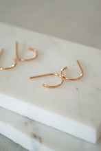 Load image into Gallery viewer, Minimalist Hoop Threaders