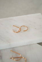 Load image into Gallery viewer, Minimalist Hoop Threaders