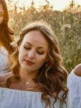 Load image into Gallery viewer, Mother of Pearl Minimalst Necklace