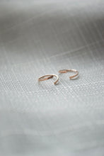 Load image into Gallery viewer, Corkscrew Hoop Threaders