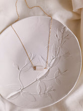 Load image into Gallery viewer, Mother of Pearl Minimalst Necklace
