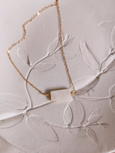 Load image into Gallery viewer, Mother of Pearl Minimalst Necklace