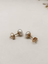 Load image into Gallery viewer, Dainty Classic Pearl Studs