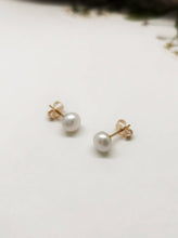 Load image into Gallery viewer, Dainty Classic Pearl Studs