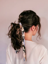 Load image into Gallery viewer, Abstract Floral Print Scarf