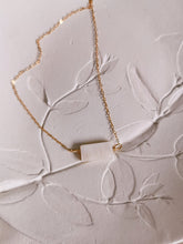 Load image into Gallery viewer, Mother of Pearl Minimalst Necklace
