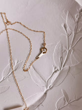 Load image into Gallery viewer, Mother of Pearl Minimalst Necklace
